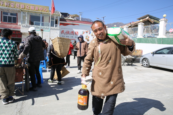 阿壩片區(qū) 大寨子村村民笑容洋溢 攝影:格西拉木.JPG